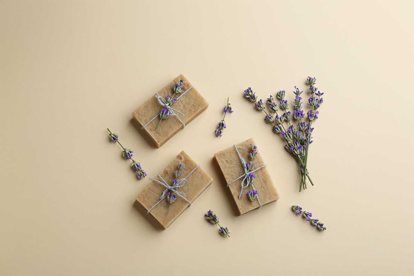 Handgefertigte Seifenstücke mit Lavendelblüten